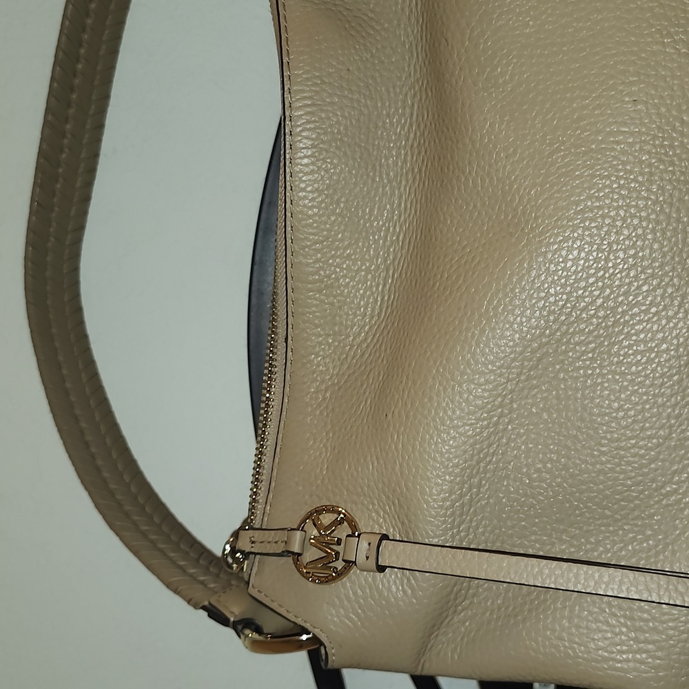 Michael Kors purse - Picture 3 of 7